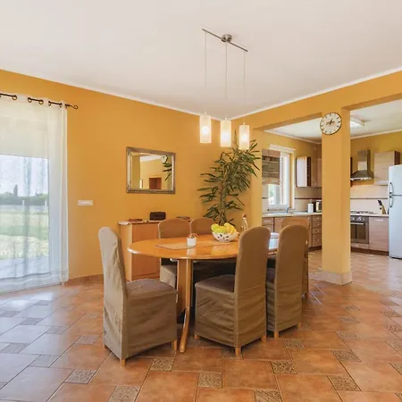 Dom wakacyjny 3 Bedroom Gorgeous In Putini *