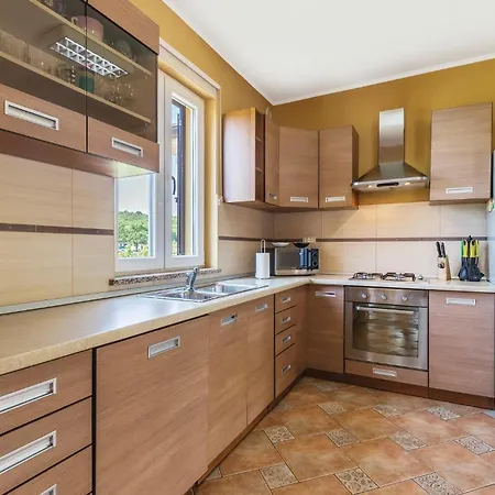 3 Bedroom Gorgeous In Putini Sorici