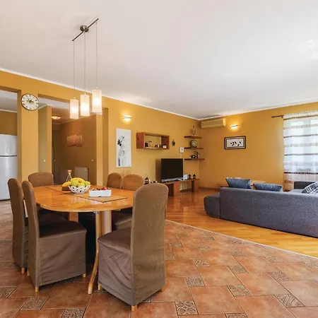 Dom wakacyjny 3 Bedroom Gorgeous In Putini *