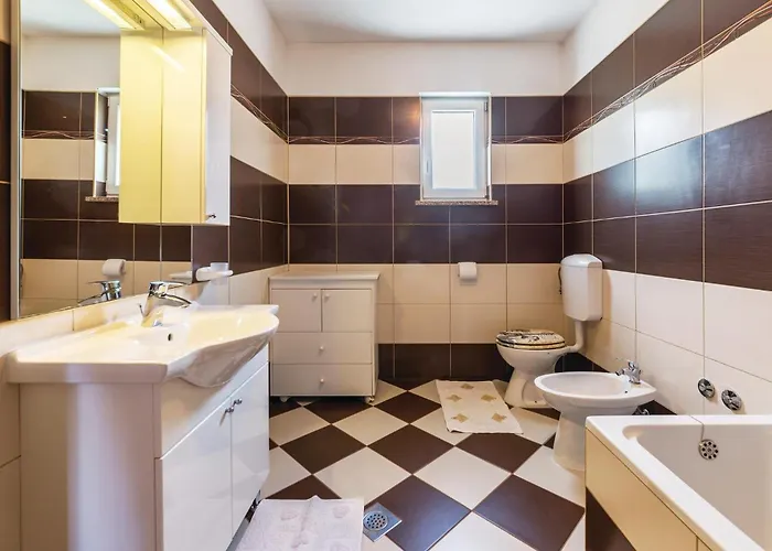 3 Bedroom Gorgeous In Putini Sorici