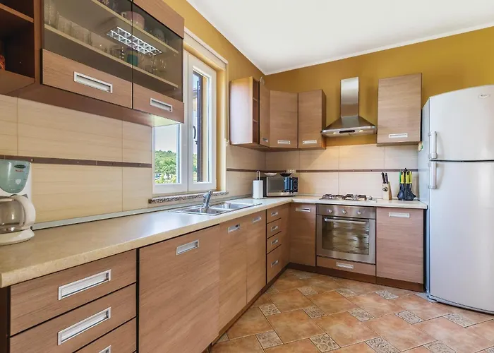 3 Bedroom Gorgeous In Putini Sorici