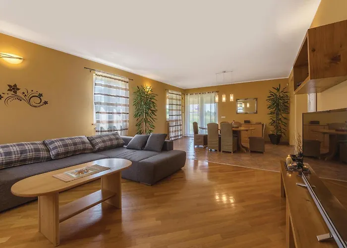 3 Bedroom Gorgeous In Putini Vakantiehuis *
