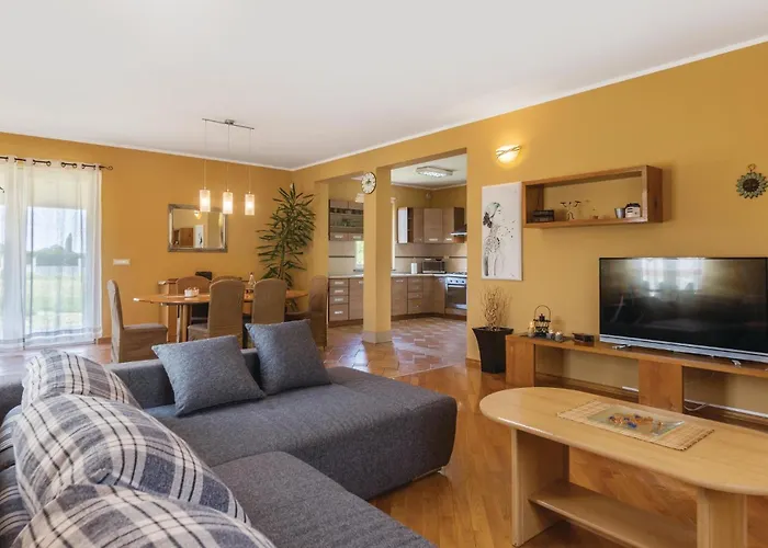 3 Bedroom Gorgeous In Putini Dom wakacyjny
